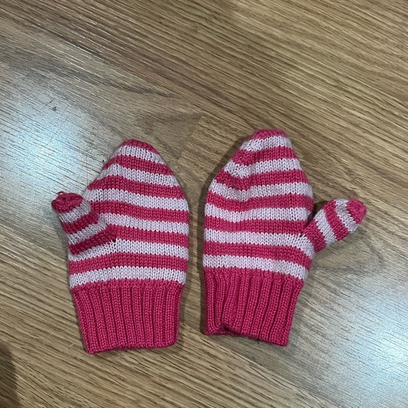 Baby Gap Mittens, size 12-18m - Picture 2 of 3